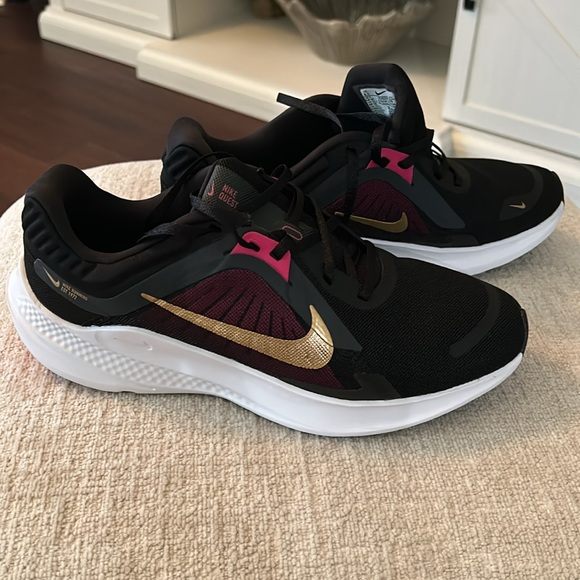 Nike Women's Quest 5 running Black and Gold Athletic Shoes size 8.5 - Picture 2 of 7
